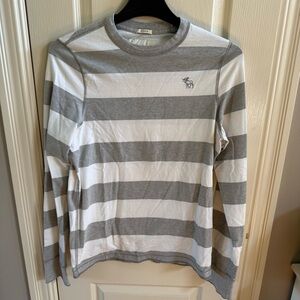 Abercrombie & Fitch men’s crew neck long sleeve muscle fit shirt. Size Large